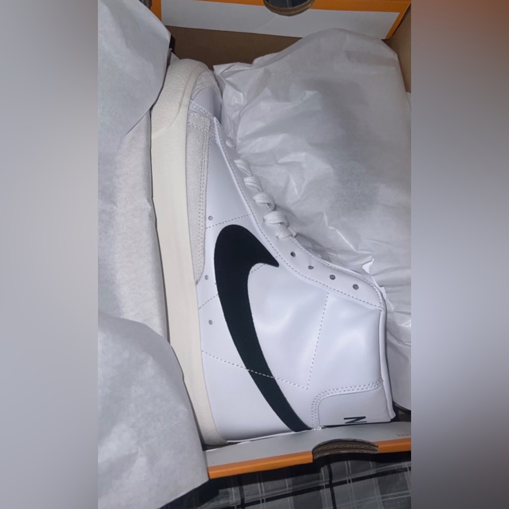 Brand New in box women’s 10.5 Nike Blazer 77 Vintage